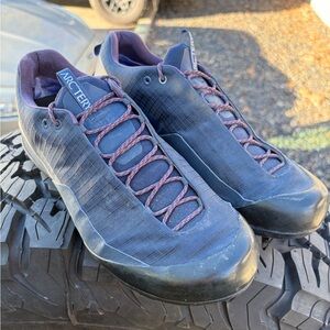 Arc’teryx Konseal FL approach shoes in men’s size US 9.5 (EU 42)
